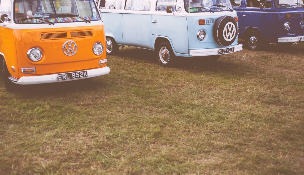 VW camper geparkeerd in natuuromgeving voor kampeervakanties met flexibiliteit en comfort op wielen