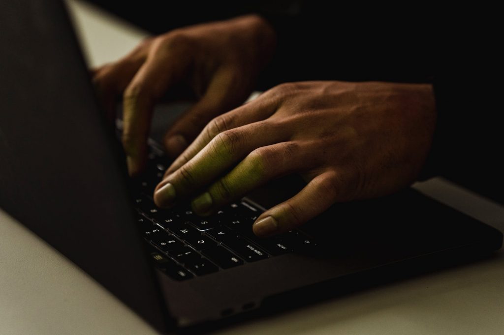 Concept beste webhostingservices: laptop met webhosting Nederland informatie en diensten weergegeven