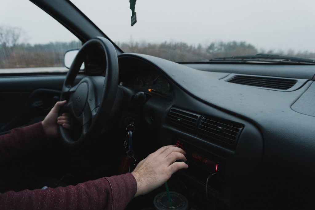 Instructeur geeft praktische rijles tips aan student in auto op weg naar rijexamen