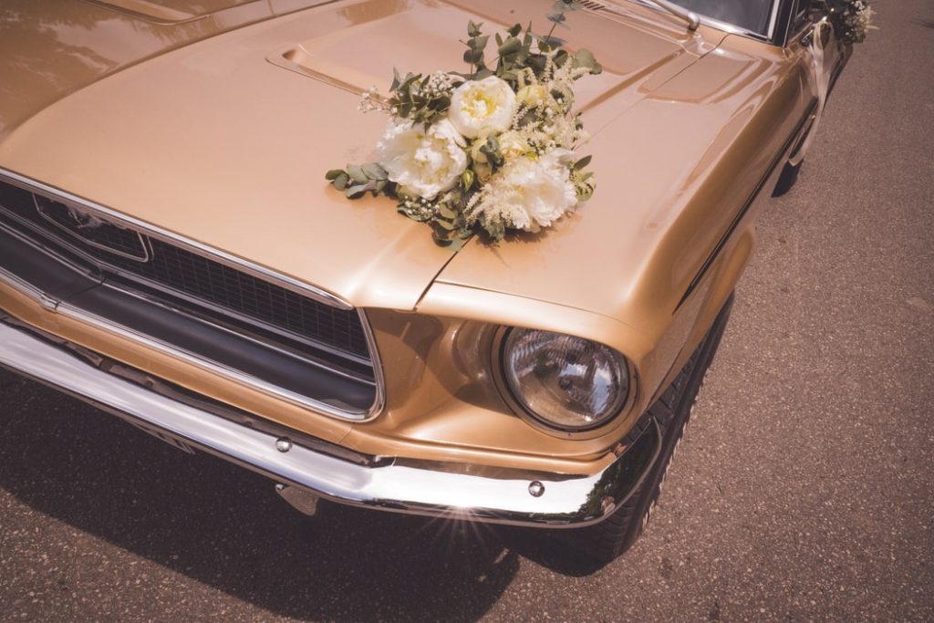 Luxe trouwauto's huren voor je bruiloft met professionele chauffeurservice bij Ikwileentrouwautohuren.nl