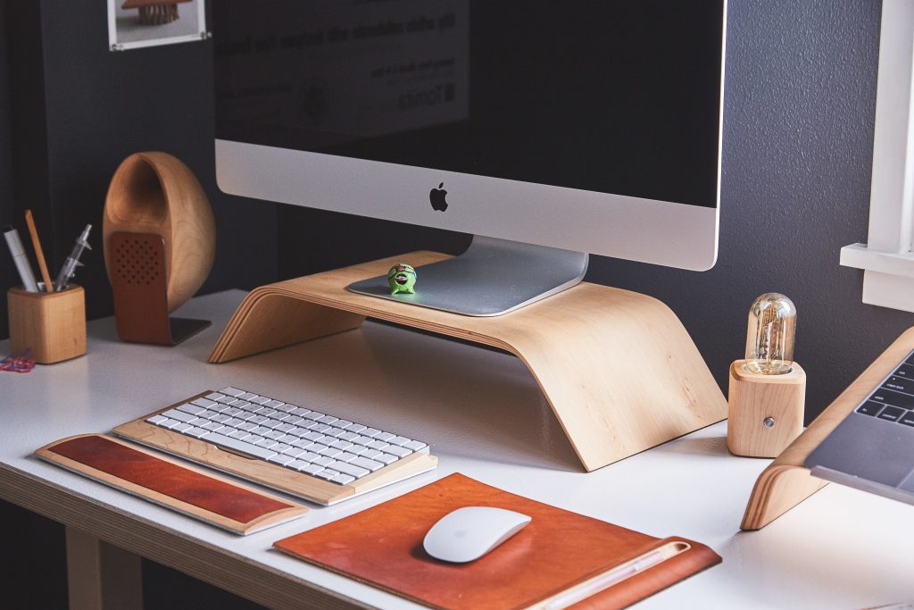 Thuiswerkplek met ergonomisch bureau en stoel voor productief thuiswerken vanuit huis