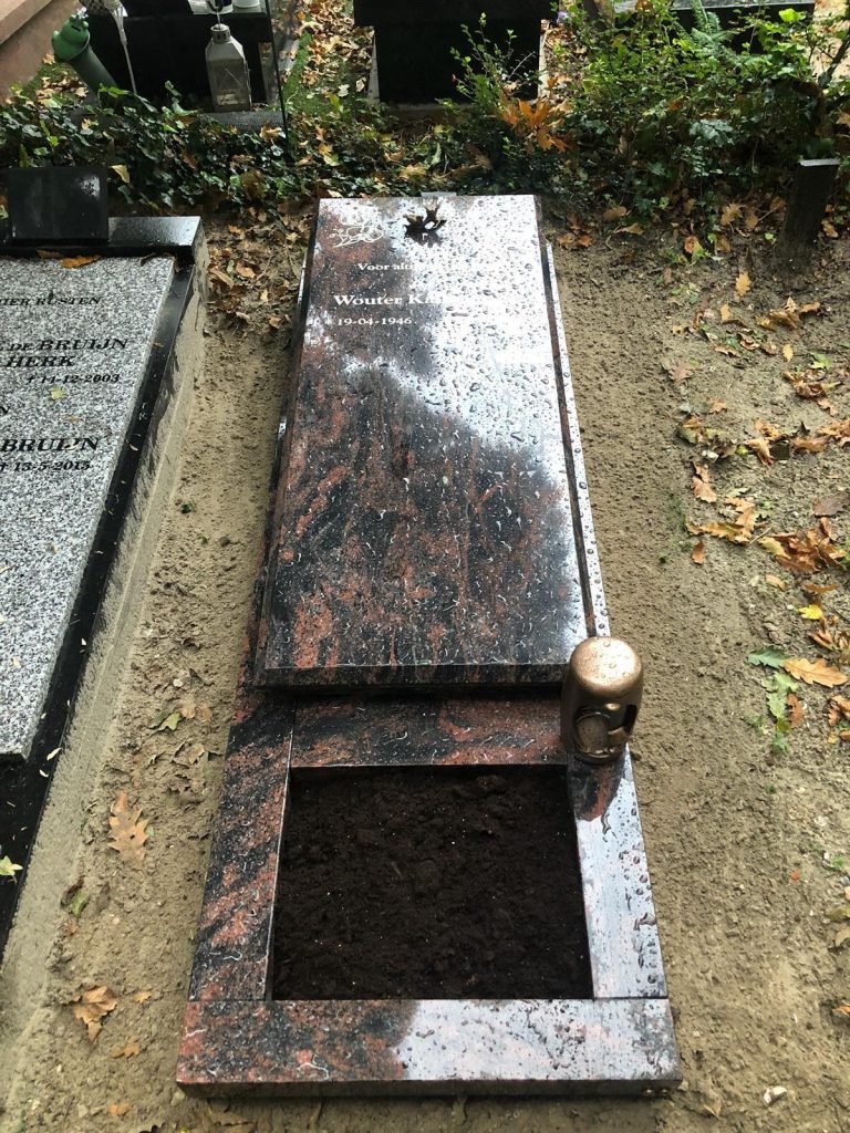 Grafzerk met symbolische afbeeldingen van bloemen, dieren en gravures die de symboliek en betekenis van grafstenen illustrere