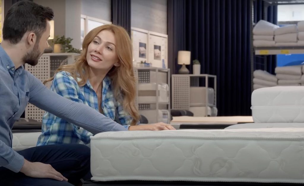 Matt Sleeps aanpasbare matras en topper in slaapkamer, demonstreert ergonomisch ontwerp en comfort