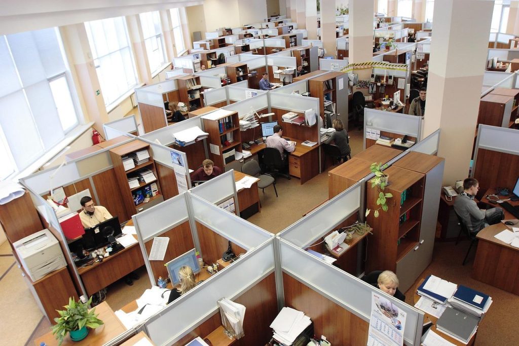 Kantoorinrichting concept met ergonomische meubels, geluiddempende materialen en optimaal lichtontwerp voor productiviteit