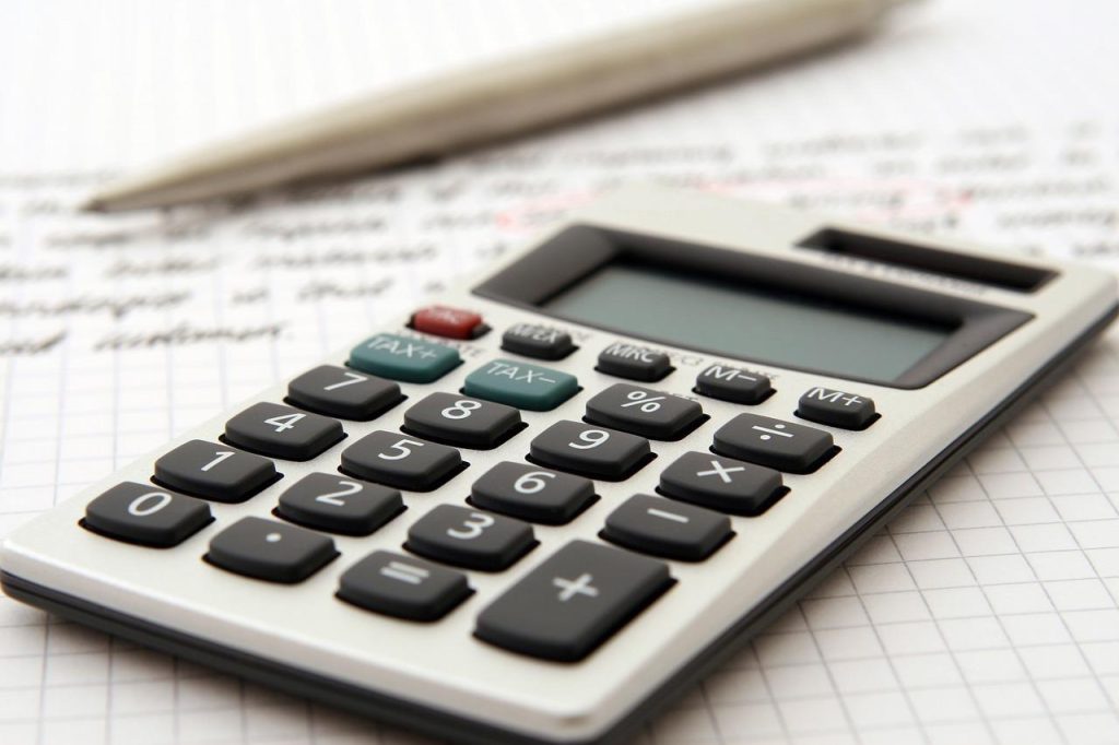 Accountant analyseert de bekendste vormen van bedrijfsfinanciering voor ondernemers