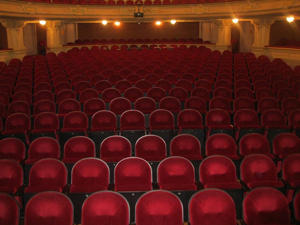 Theater in Amersfoort podium met acteurs en spotlights tijdens een live theatervoorstelling voor cultuurliefhebbers