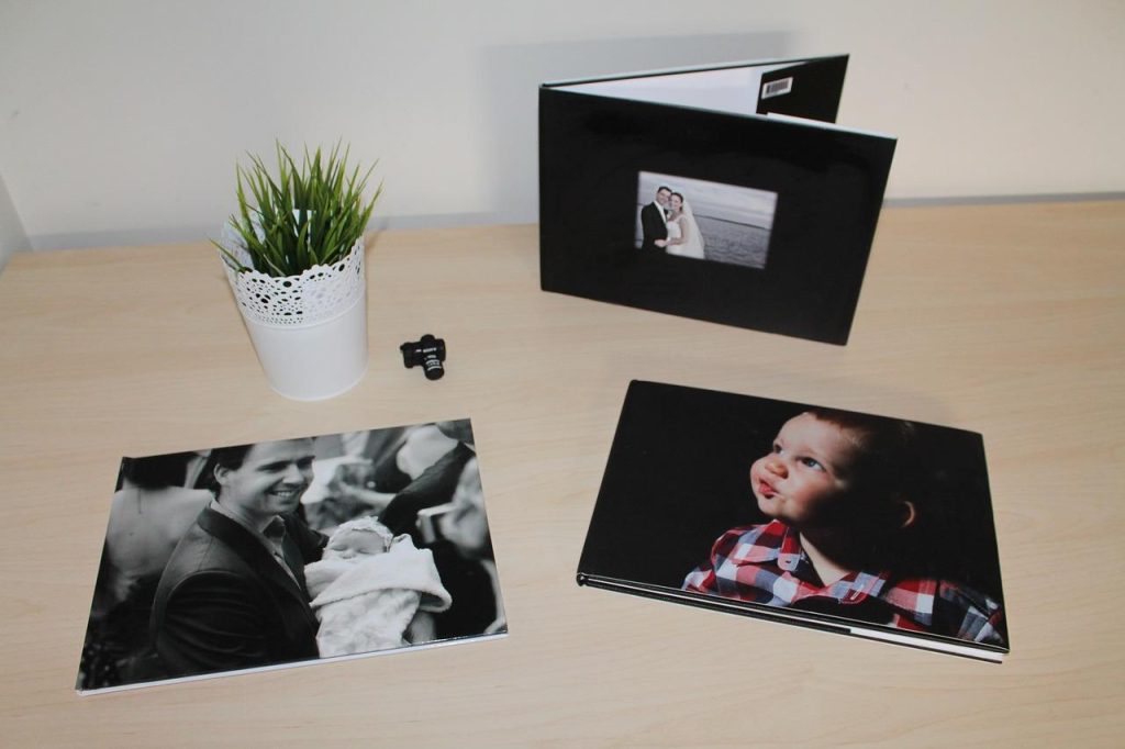 Vier creatieve thema's voor fotoboeken: reisavonturen, jaarlijkse herinneringen, familierecepten en persoonlijke verhalen in