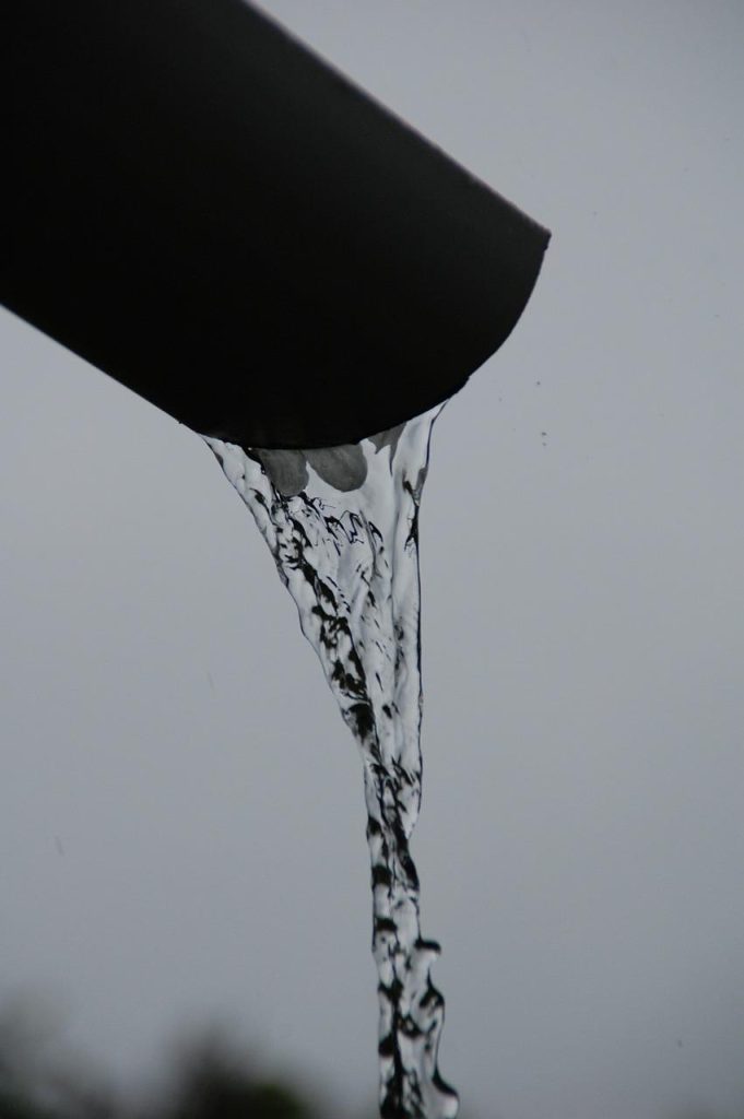 Diagram van een effectief drainage systeem in de tuin met afvoerbuizen voor waterafleiding