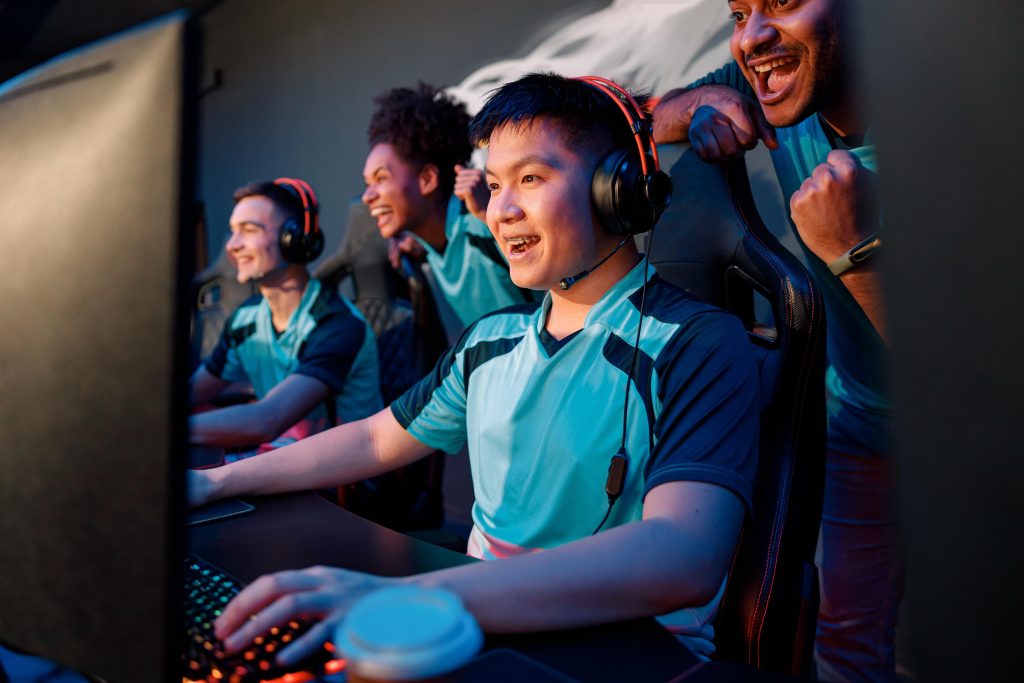 Jonge Aziatische man speelt het spel FIFA zo populair met vrienden, gaming competitie en online speelervaring.