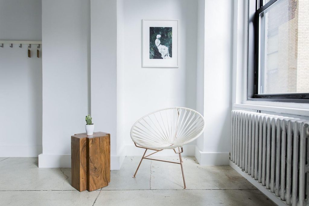 Vloerenspecialist voert professionele vloerinstallatie uit met vakmanschap en gespecialiseerde gereedschappen voor duurzame r
