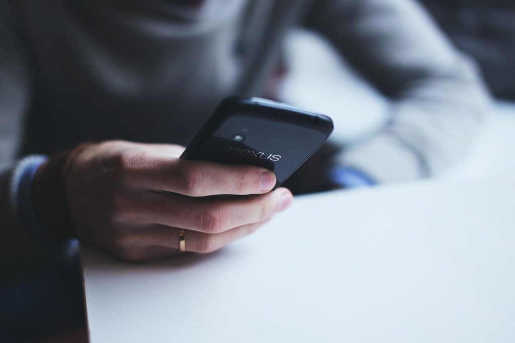 Gids voor het kiezen van een draadloze oplader met overzicht van compatibiliteit, vermogen en veiligheidskenmerken