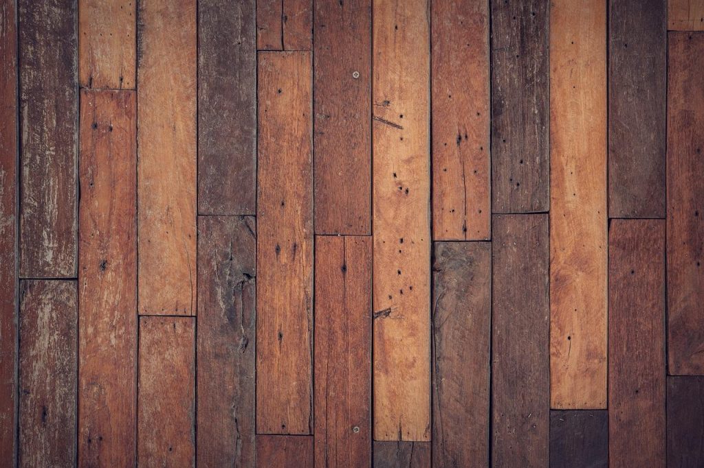 Verschillende goedkope vloer opties zoals laminaat, vinyl en linoleum voor budgetbewuste huiseigenaren