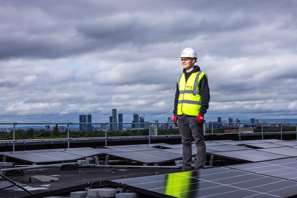 Visualisatie van zonnepanelen kopen als stap naar duurzame en inclusieve groene energie voor iedereen