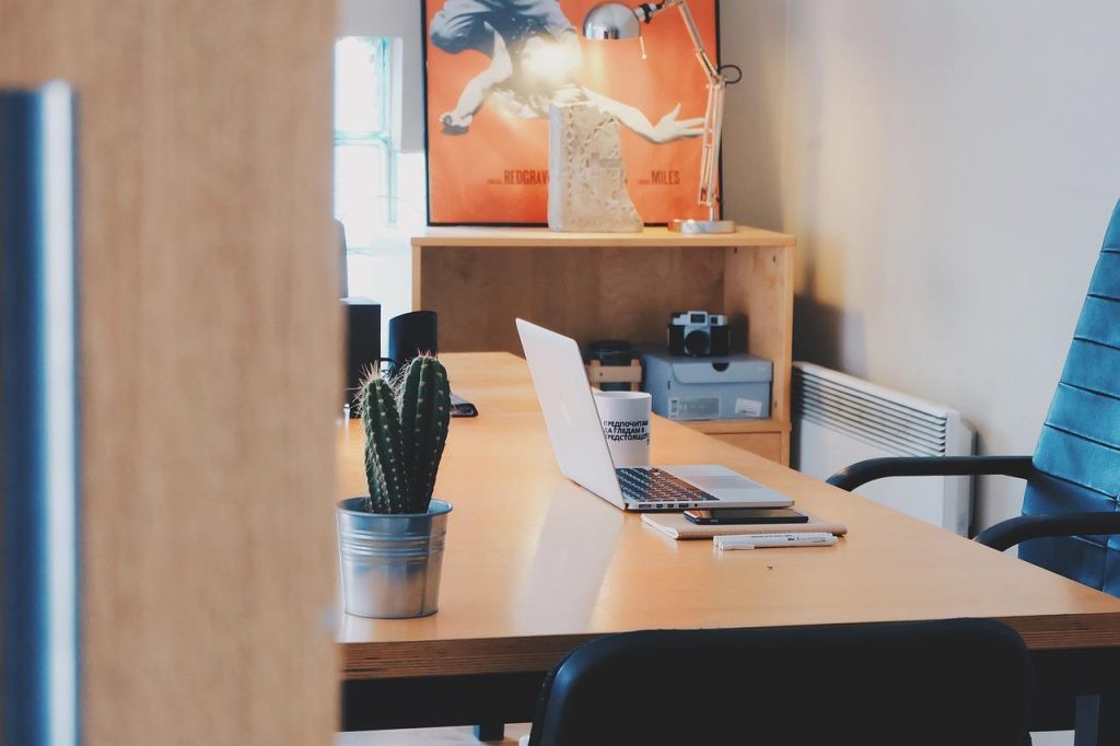 Meubels die niet op het kantoor mogen ontbreken: ergonomische bureaustoel, verstelbaar bureau en opslagkasten in moderne kant