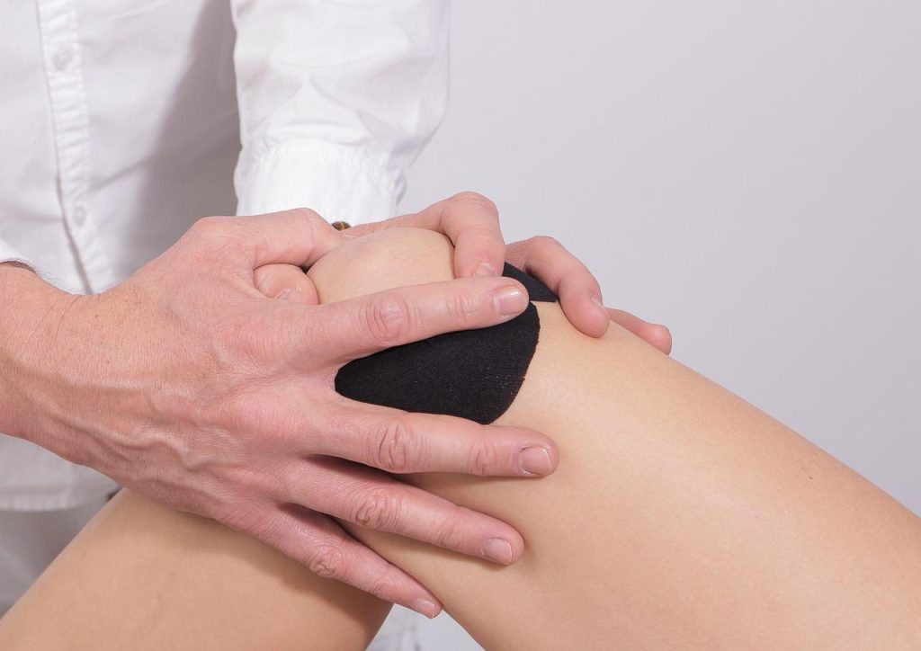 Fysiotherapeut behandelt verdraaide knie met gericht herstellingsprogramma bij Focus Fysiotherapie