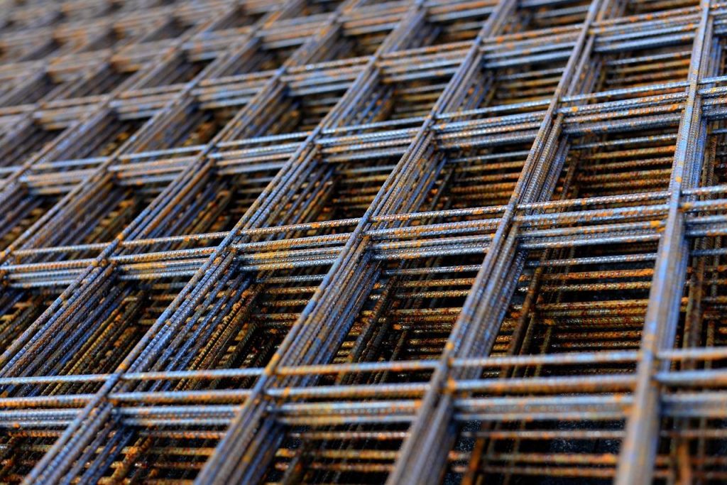 Diverse bouwmaterialen en gereedschappen in een bouwmarkt, illustrerend het aanbod voor DIY-projecten in Zutphen