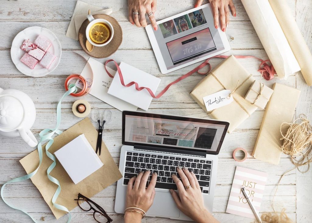 Collectie gepersonaliseerde merkgeschenken inclusief luxe kantoorartikelen, drinkflessen en high-tech gadgets voor bedrijfsge
