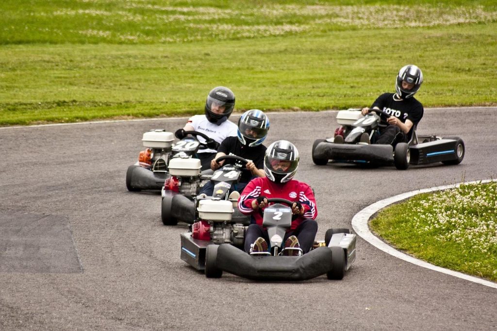 Coureur in raceauto ervaart de adrenaline van racen met volle concentratie op het circuit