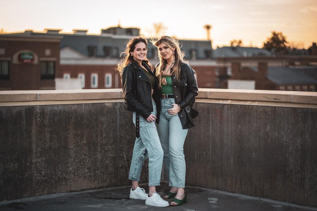 Selectie van damesmode in Gorinchem met trendy kleding en accessoires in lokale boetieks