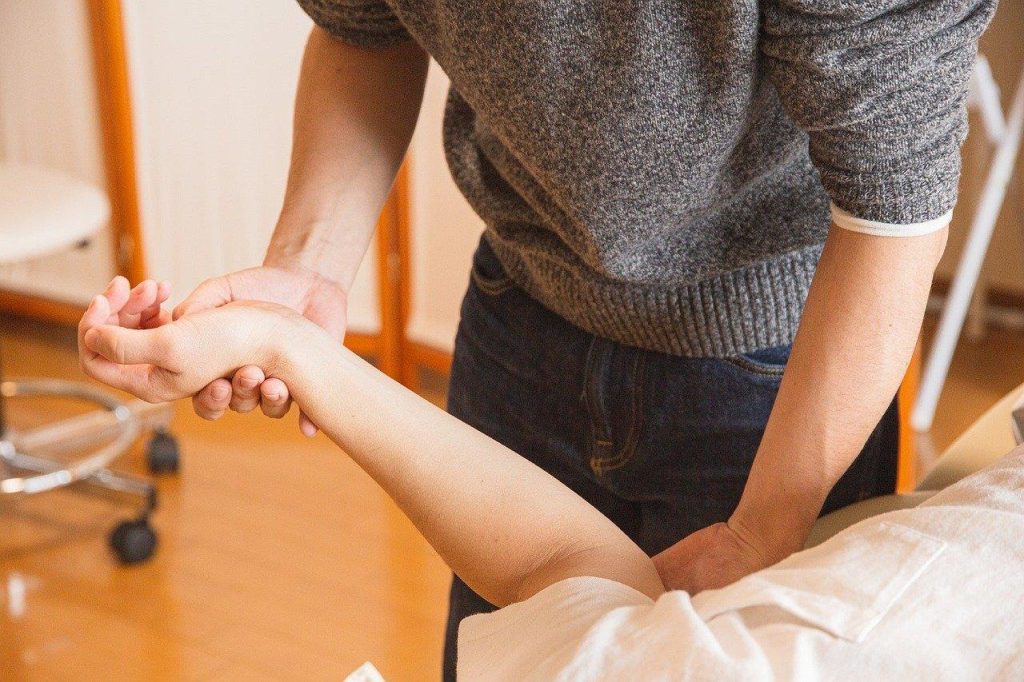 Fysiotherapeut in Best voert behandeling uit voor patiënt met gerichte oefeningen en therapie