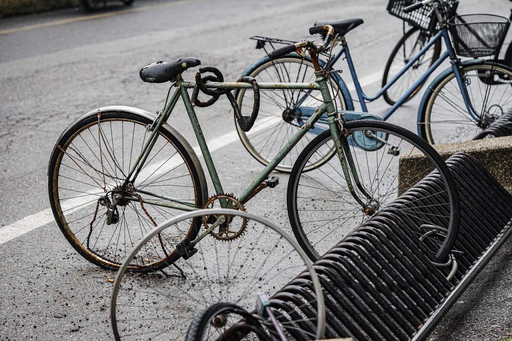 Modern beveiligde fietsenstalling in Meppel met camera's en slimme sloten voor veilig en duurzaam woon-werkverkeer