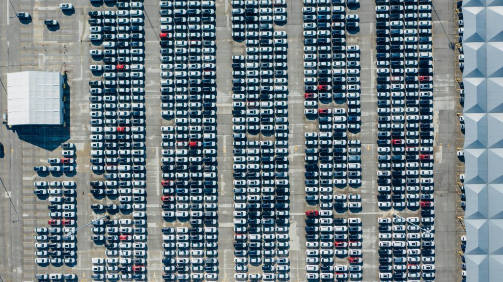 Parkeerplaatsen op de luchthaven met auto's om parkeerproblemen te illustreren en oplossingen te tonen