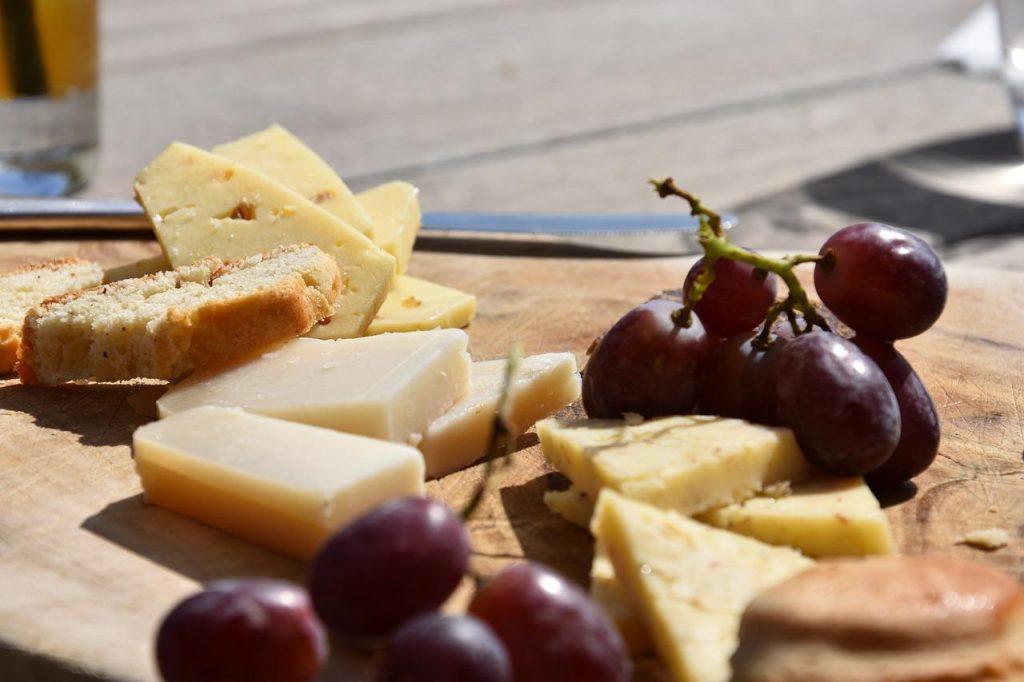 Mooie borrelplank met kaas, vleeswaren, noten en olijven voor het organiseren van een borrelavond