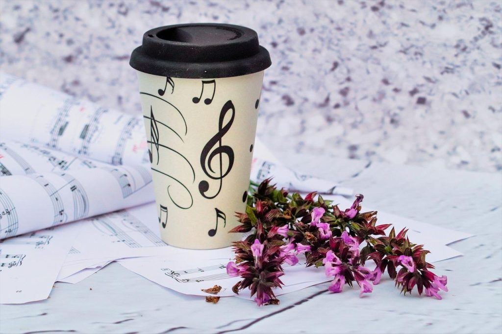 Gepersonaliseerde koffiebekers met bedrijfslogo voor kantoorgebruik en branding