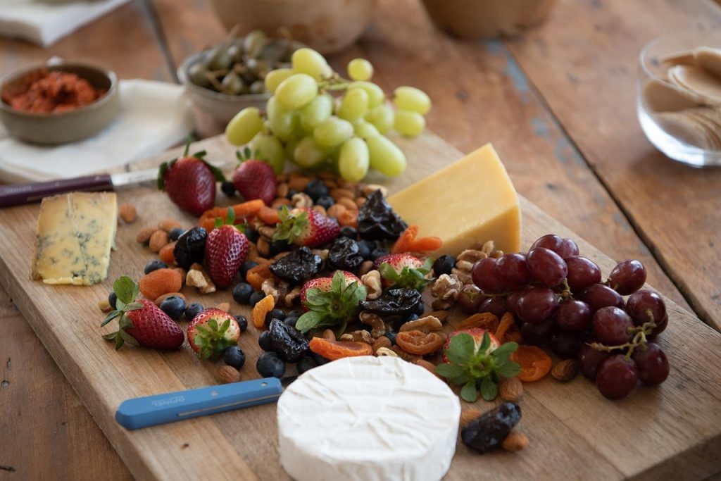Luxe borrelplank met kazen, vleeswaren, noten en crackers van Food & Wood