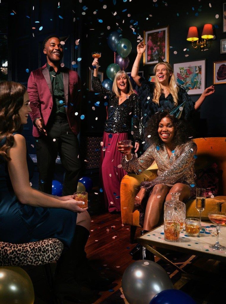 Interieur van een partybus met luxe zitplaatsen, geluidsinstallatie en sfeerverlichting voor feesten