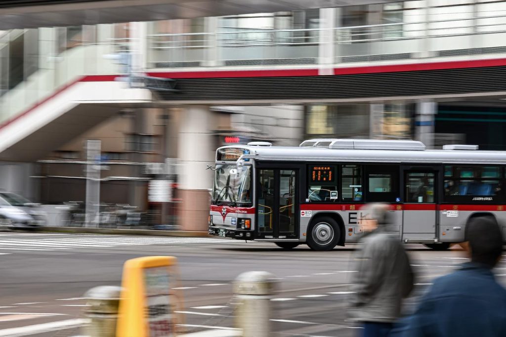 Comfortabele touringcar huren voor groepsreizen met professionele chauffeur en moderne voorzieningen