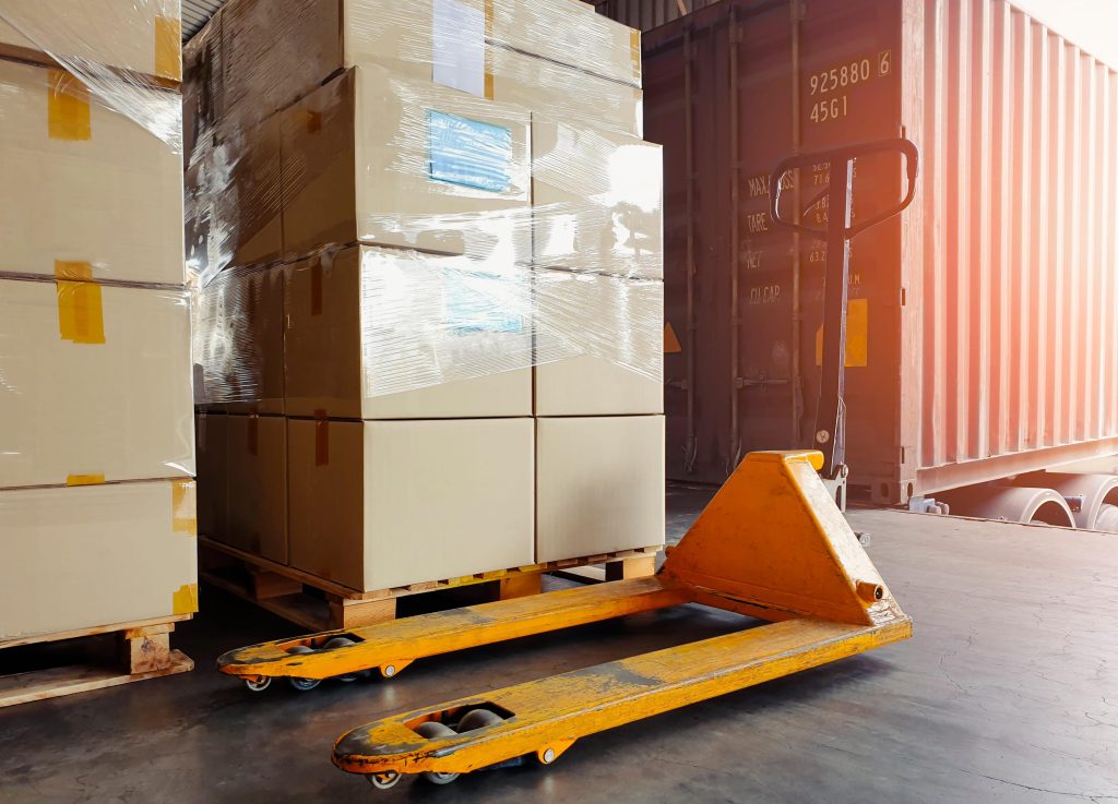 Demonstratie van correct wikkelfolie aanbrengen met dispenser voor strakke en nette verpakking van pallets