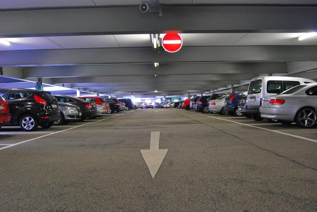 Vergelijking valet en shuttle parkeren met scherpe tarieven voor parkeren bij Schiphol luchthaven