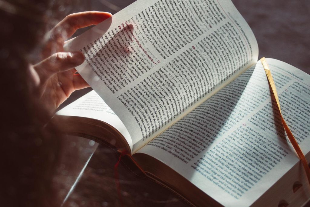 Student draagt houding corrector op school voor een rechtere rug en betere concentratie bij huiswerk en lessen