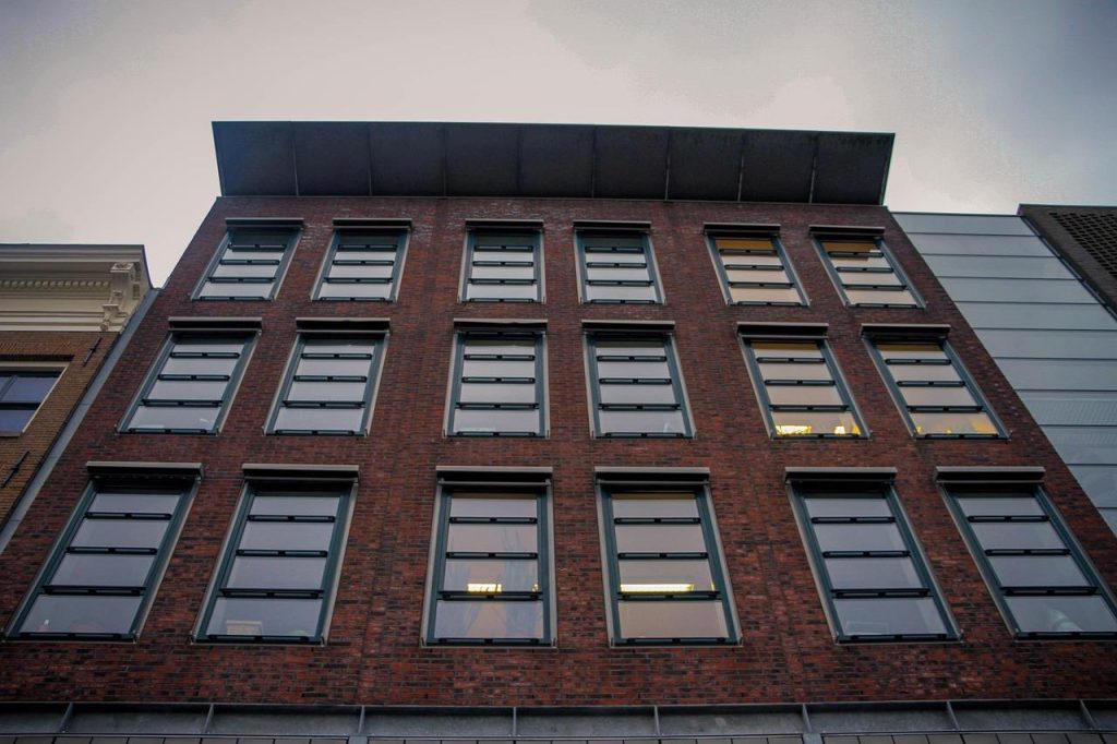 Infographic: 5 stappen naar een duurzaam en energiezuinig huis met isolatie, zonnepanelen, LED-verlichting en waterbesparing
