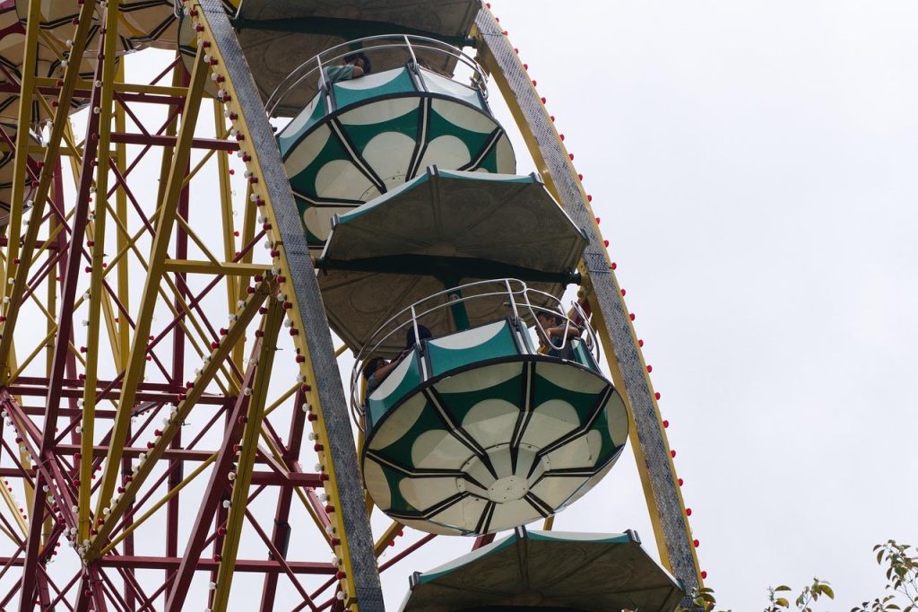 Springkussen en spellen voor huren op een evenement met kinderen en volwassenen die plezier hebben